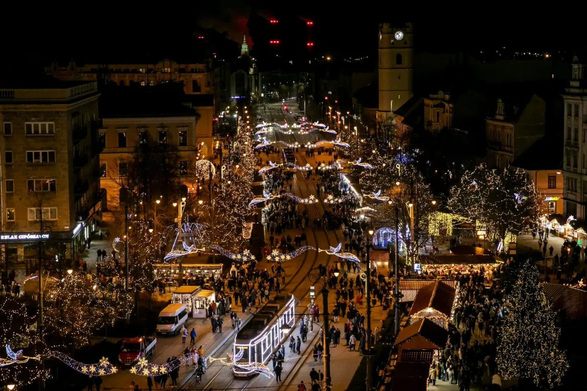 Debreceni karácsonyi vásár a Nagytemplom előtt, forró italokkal és ünnepi programokkal. / Fotó: Debreceni Advent Facebook-oldal