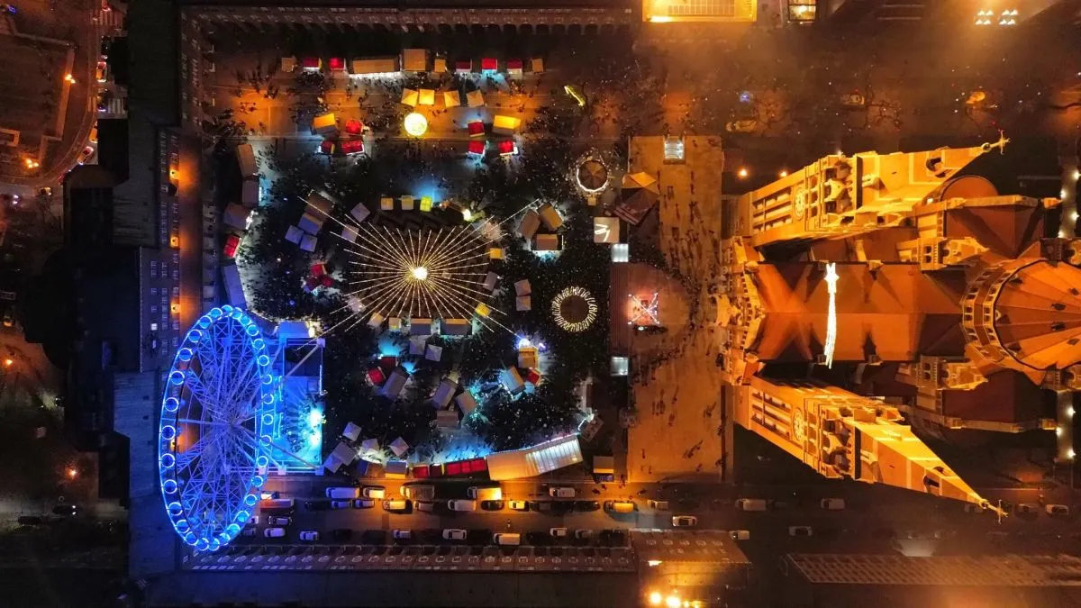 Szegedi karácsonyi vásár a Dóm tér környékén, ünnepi fényekkel és kézműves termékekkel. / Fotó: Szegedi Karácsonyi Hetek Facebook-oldal