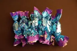 Az év szaloncukra egy karamellizált fehércsokoládéval bevont, Lotus kekszes-karamellás édesség lett