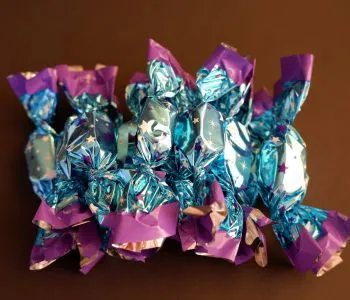 Az év szaloncukra egy karamellizált fehércsokoládéval bevont, Lotus kekszes-karamellás édesség lett