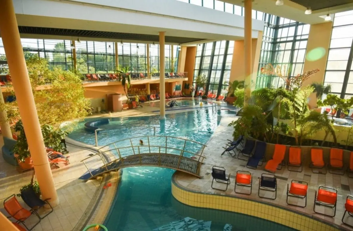 A Portobello Wellness & Jacht Hotelből akár papucsban és köntösben is átsétálhatsz az Aquasziget Élményfürdőbe