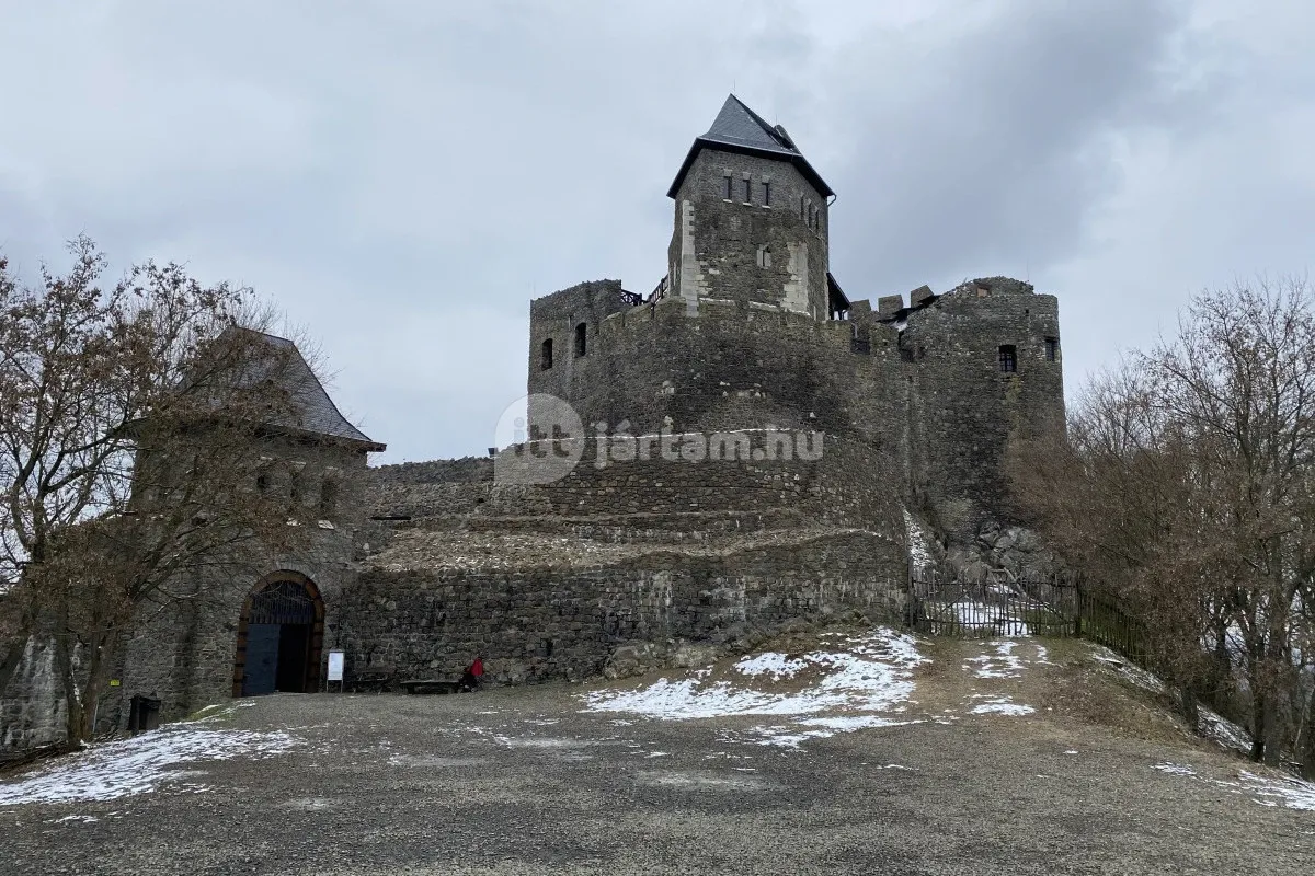 Hollókőn a Hollókői Várban izgalmas kiállításokat láthatunk