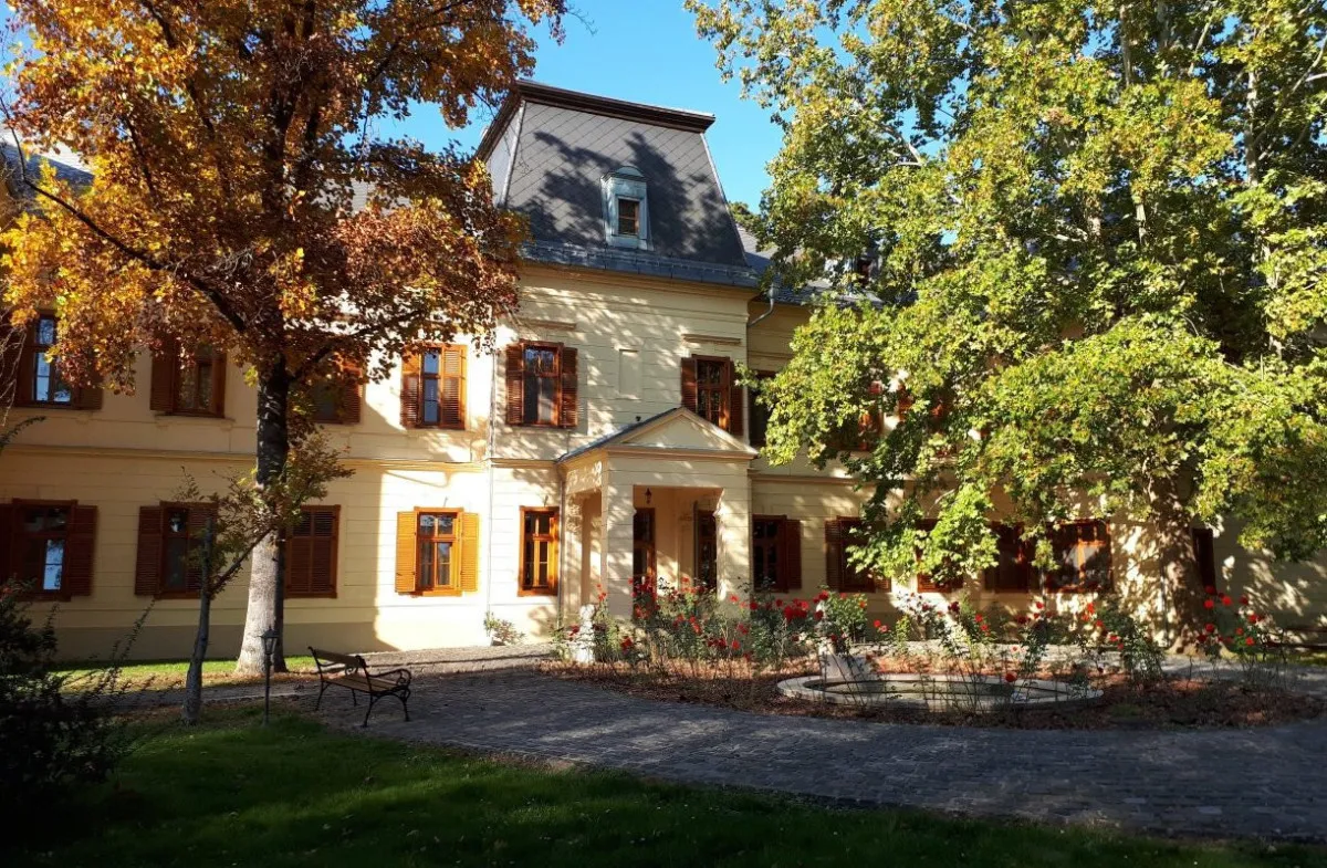 Hajdani uradalmi központban áll a Főnix Wellness Resort Nógrádgárdony