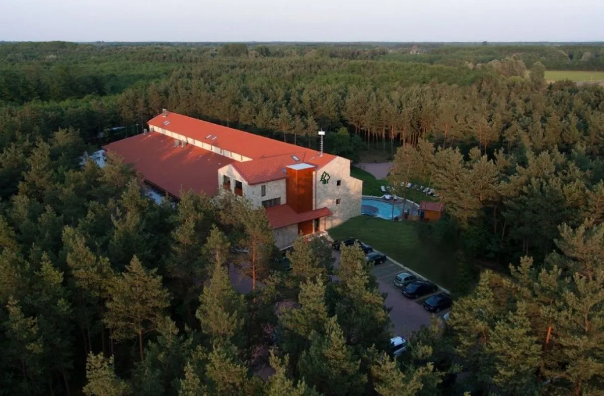 Mesebeli fenyőerdő szívében pihenhetünk az Erdőspuszta Club Hotel Debrecenben