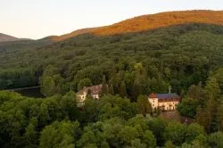 Ébresztőóra helyett madárcsicsergés? 10 mesés hotel a természet birodalmában