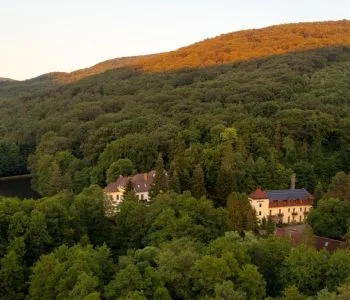 Ébresztőóra helyett madárcsicsergés? 10 mesés hotel a természet birodalmában