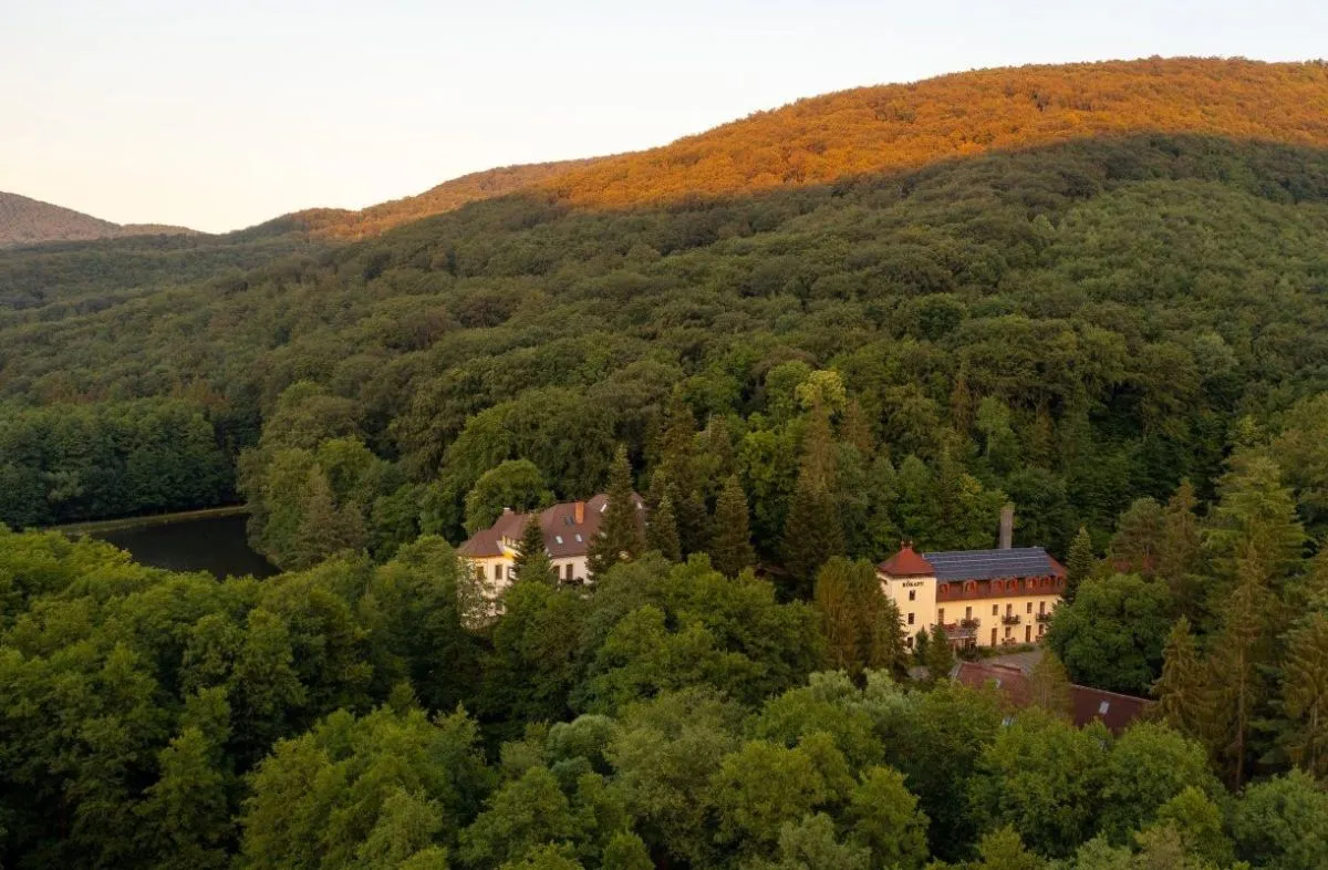 Erdőben, a varázslatos csónakázó-tó partján találjuk a Kőkapu Vadászkastély és Hotel & Apartments-t