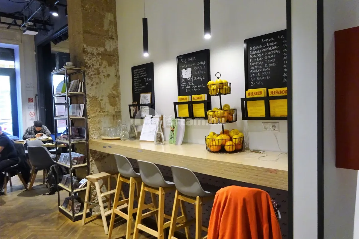 A budapesti Magvető Caféban egy csésze tea vagy kávé mellett élvezhetjük az irodalmi, színházi előadásokat