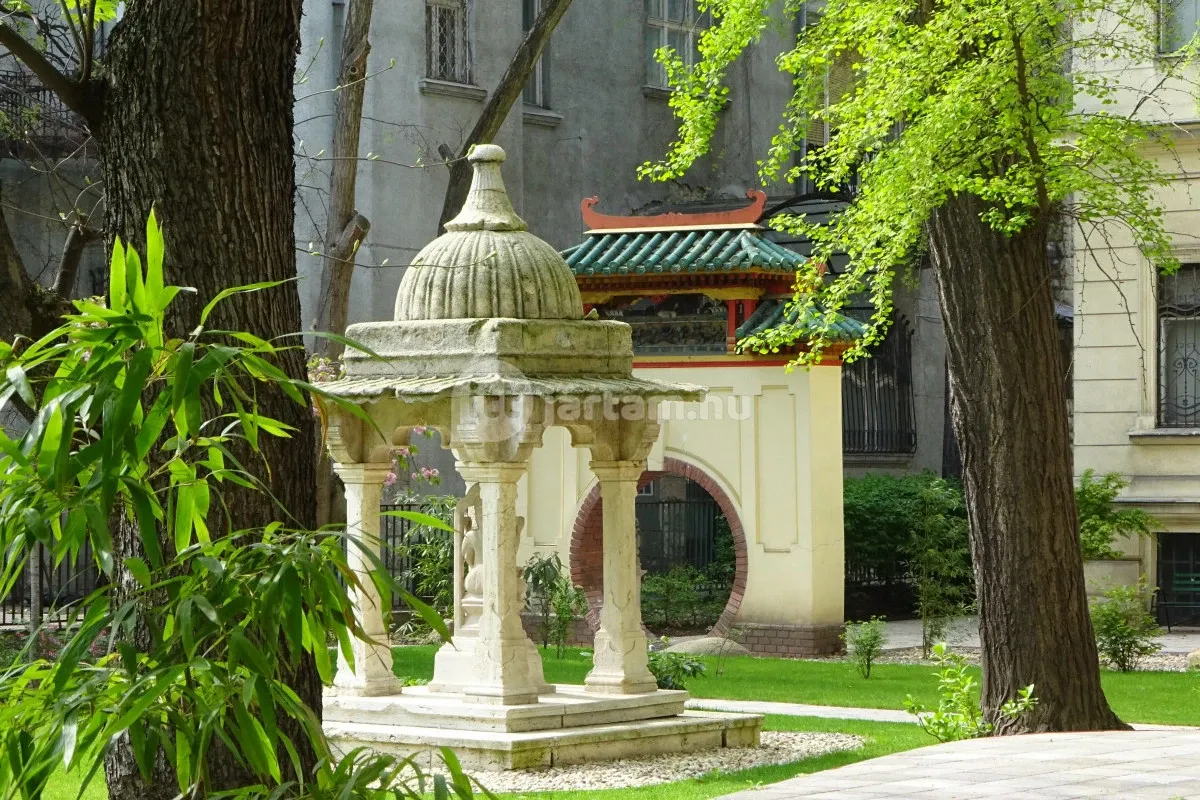 A budapesti Hopp Ferenc Ázsiai Művészeti Múzeum kertjében végig sétálhatunk a Bhakti jógaösvényen