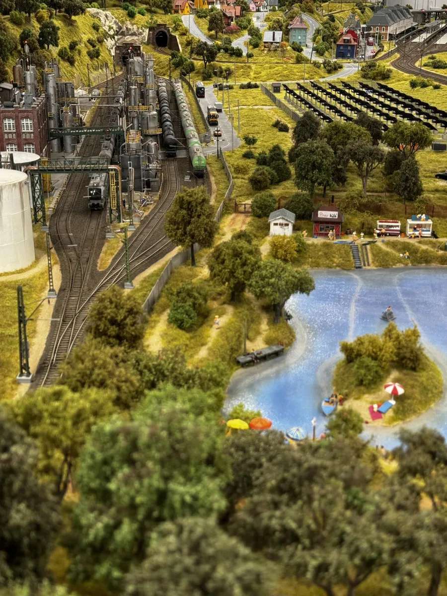 A mezőzombori MiniaTour Interaktív Vasútmodell Kiállításon lenyűgöző a terepasztalon száguldozó kisvonatok látványa/ Fotó: MiniaTour Facebook oldala