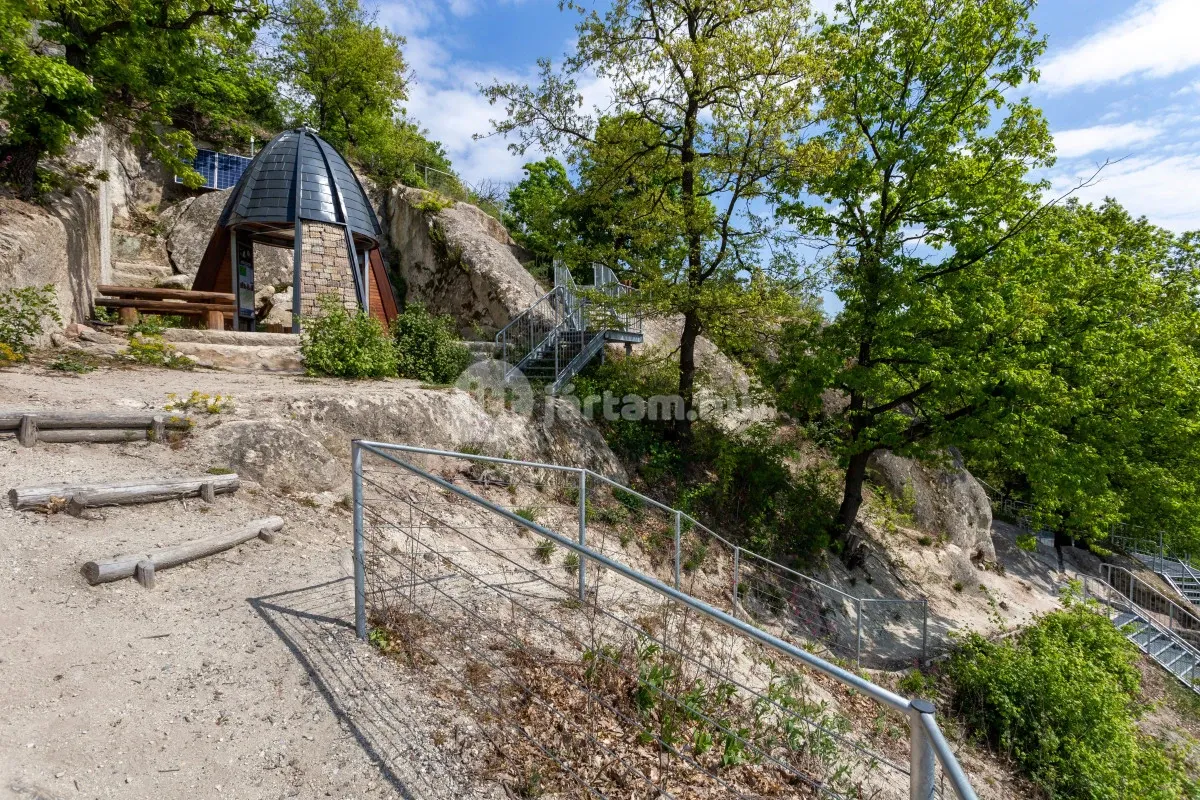 Szomolyán találjuk hazánk leglátványosabb kaptárköveit, a Szomolyai Kaptárköveket