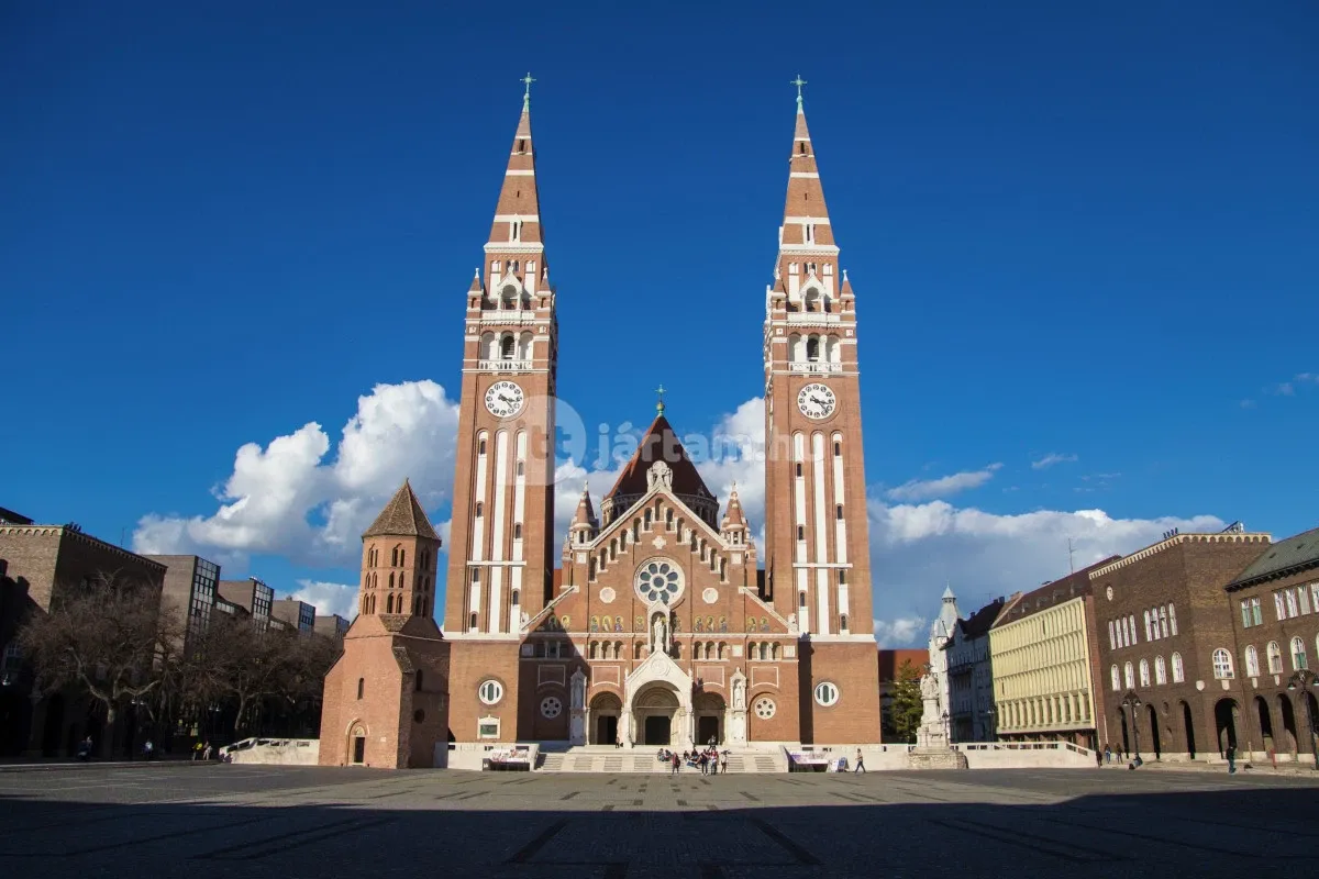 Szeged ikonikus jelképe a vörös téglás Szegedi Dóm épülete