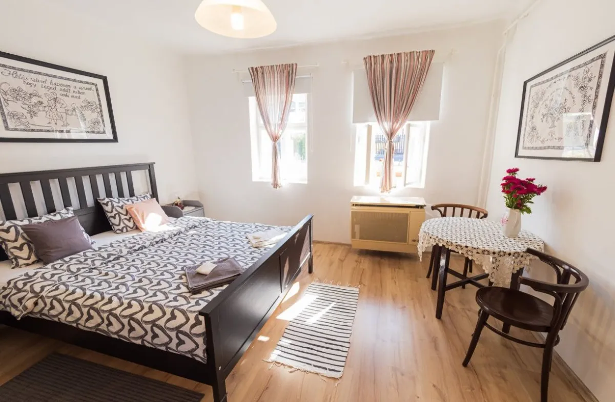 Gerendás, vályog falazatú, hamisítatlan falusi házikó a Lankás Vendégház Hollókőn