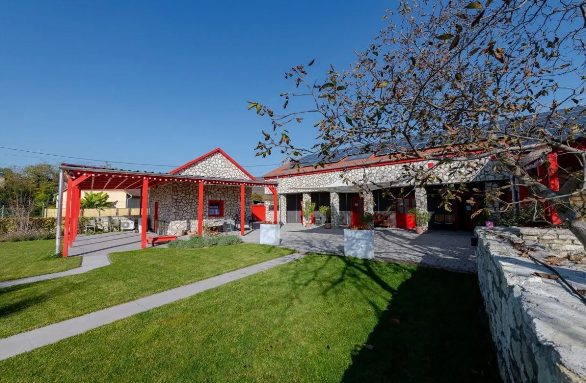 A Tokaj-Hegyalja borvidékén nyújt pazar kényelmet és ellátást a Bohém Borklub Tállyán