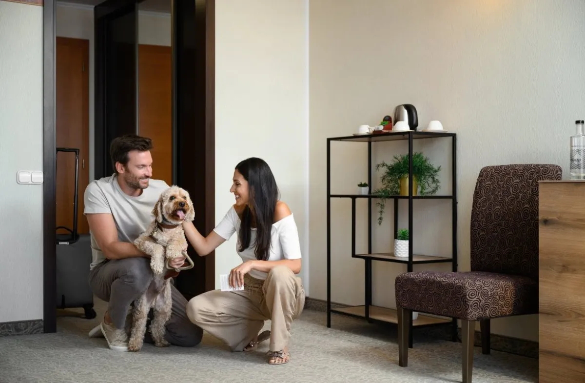 Mátraszentimrén, a Hotel Narádban friss itatóvízzel és jutalomfalattal várják a kutyusokat