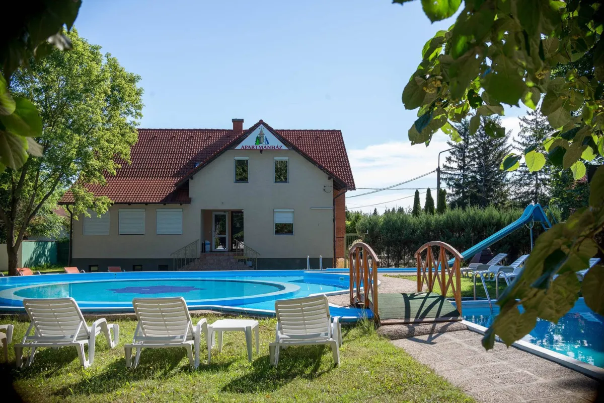 A kutyák és macskák a földszinti apartmanokban szállásolhatók el a Wellness Hotel Szindbádban, Balatonszemesen