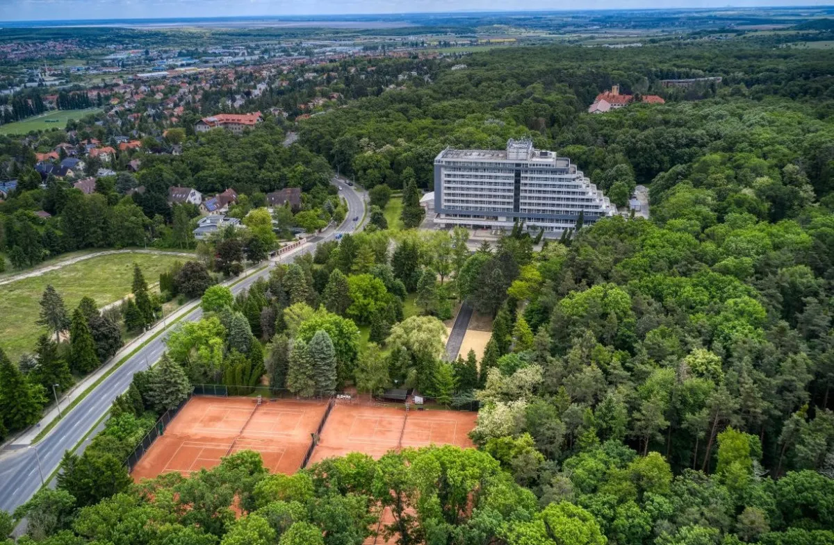 Oltási könyvekkel akár két kedvencünket is magunkkal vihetjük a soproni Hotel Sziesztába