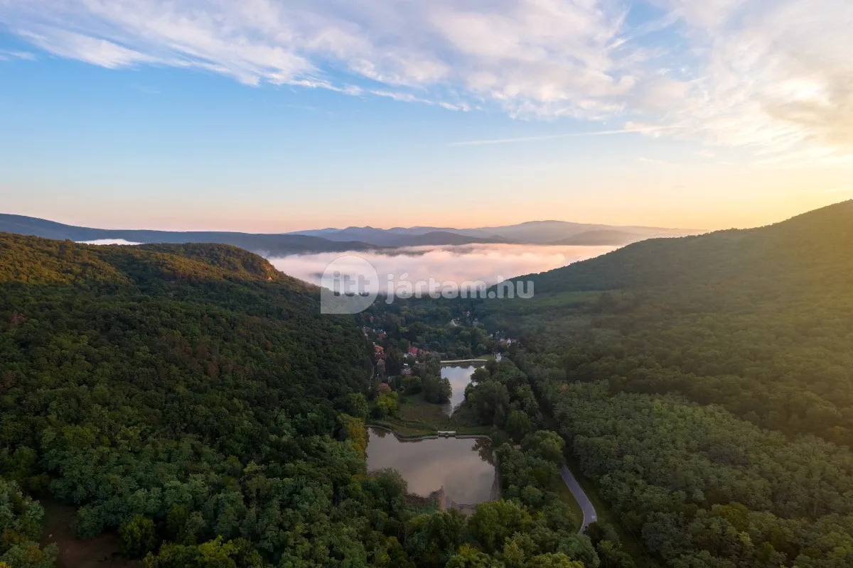 A Búbánatvölgy tórendszerével és vadregényes dombvidékével Esztergom szélén rejtőzik