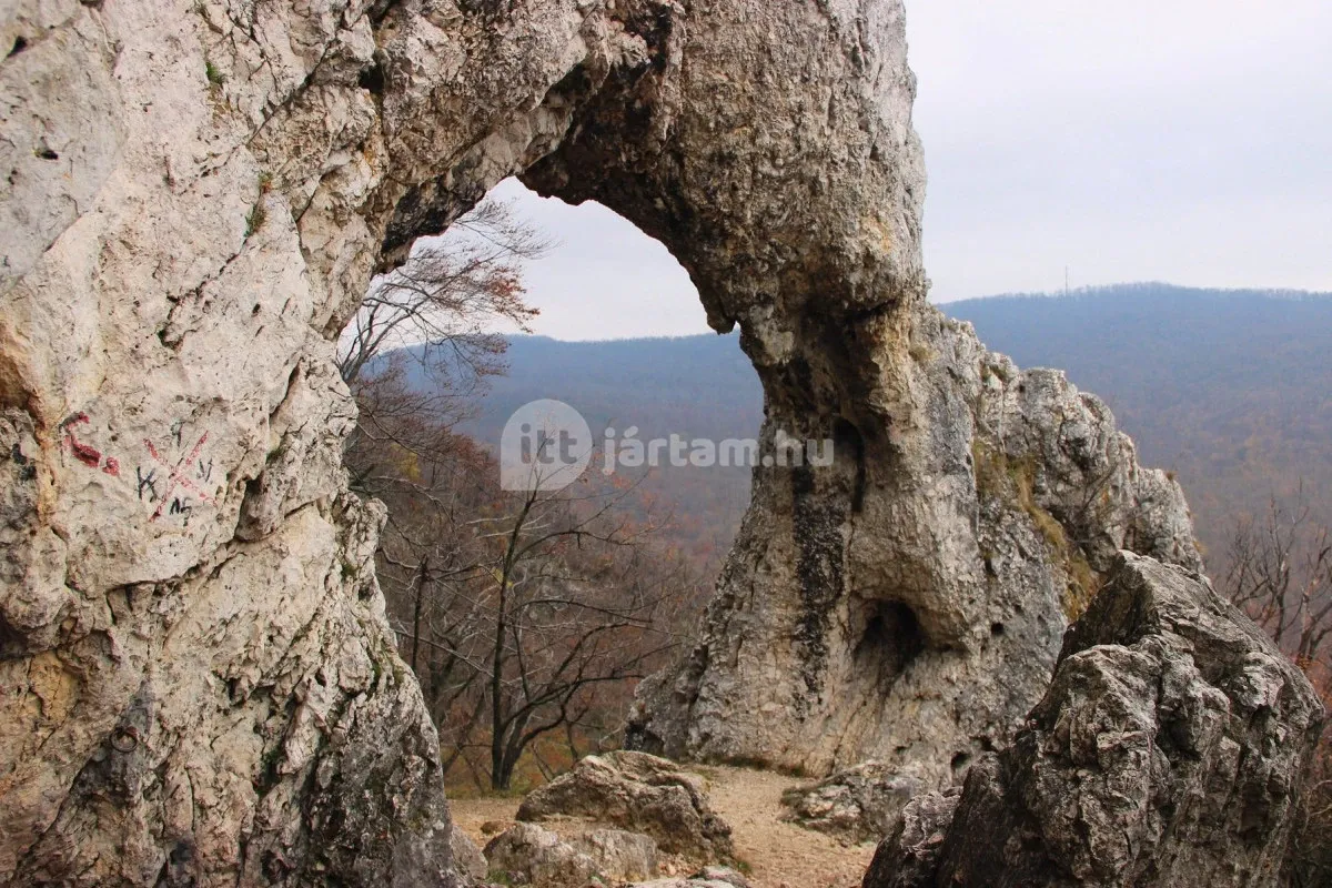 A Pilis egyik impozáns pontja a Vaskapu-szikla