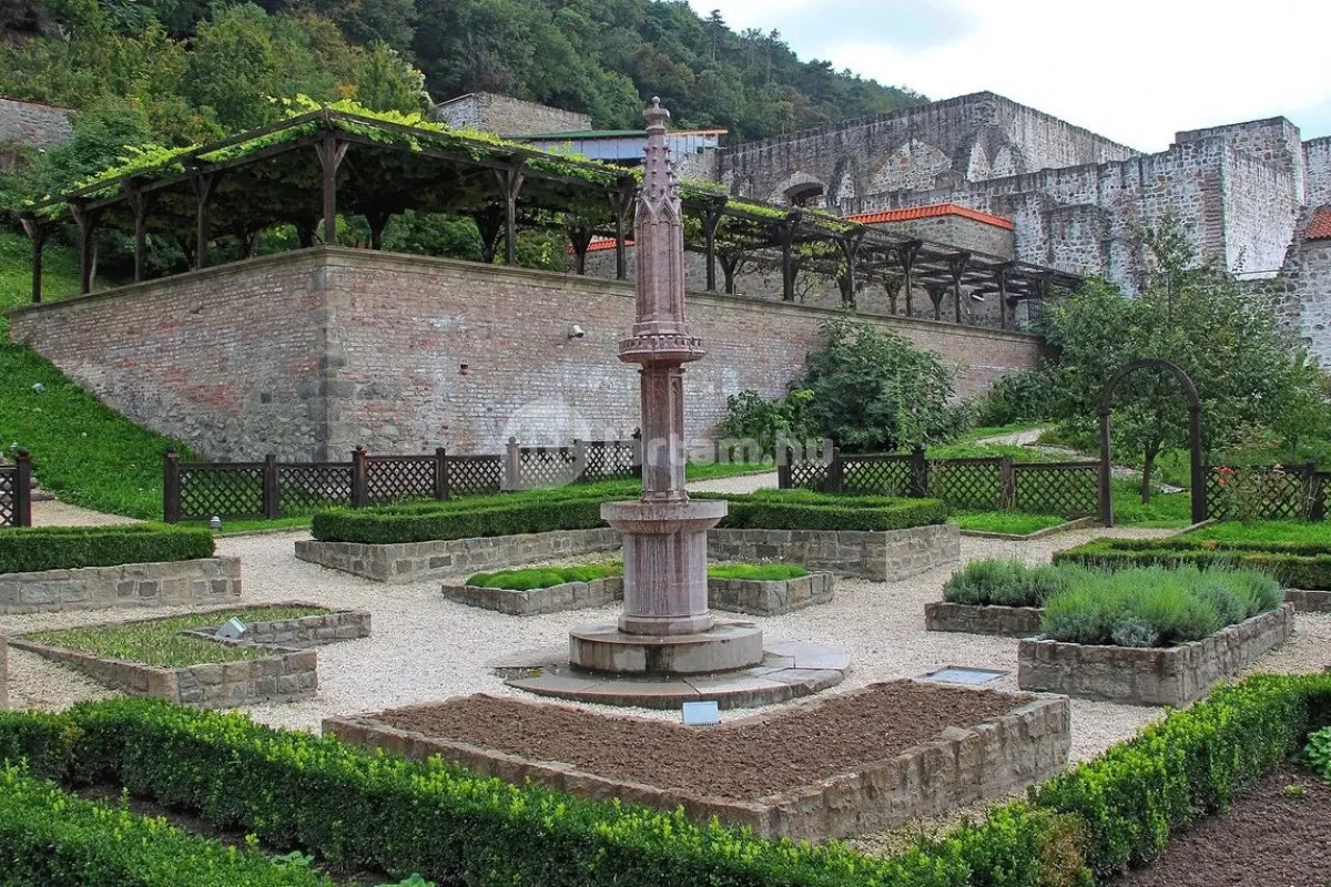 A visegrádi Királyi Palota romjai történelmi környezetben