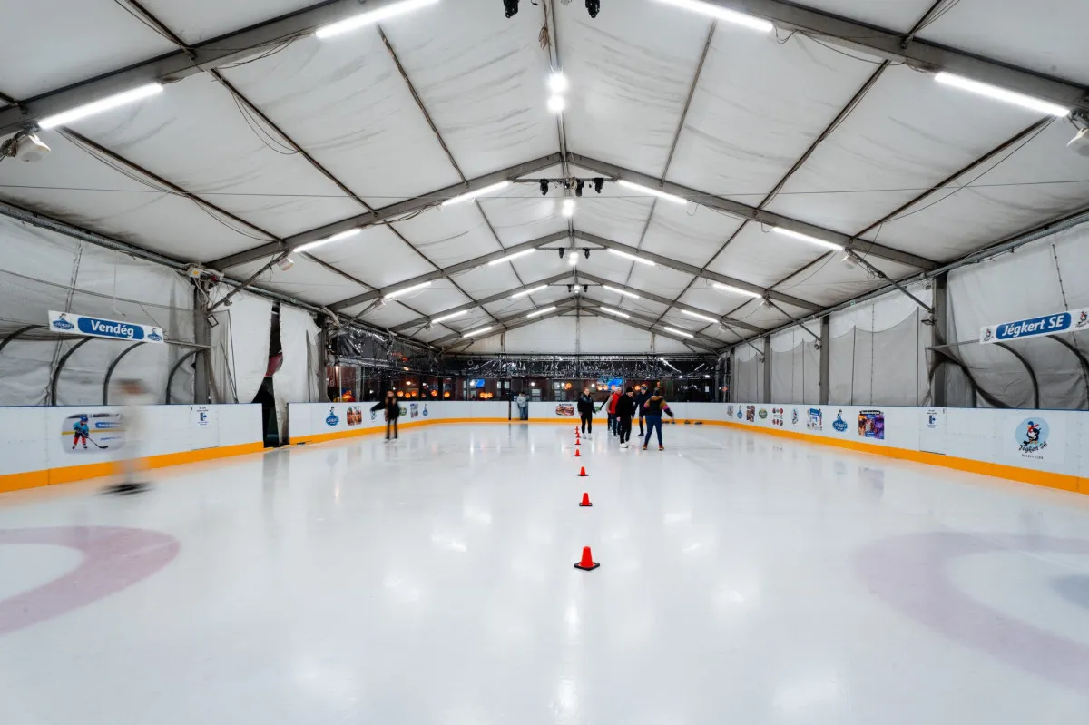 A Budai Jégpálya kompakt méretű, jól karbantartott jégfelület/ Fotó: Budai Jégpálya - Jégkert Facebook oldala
