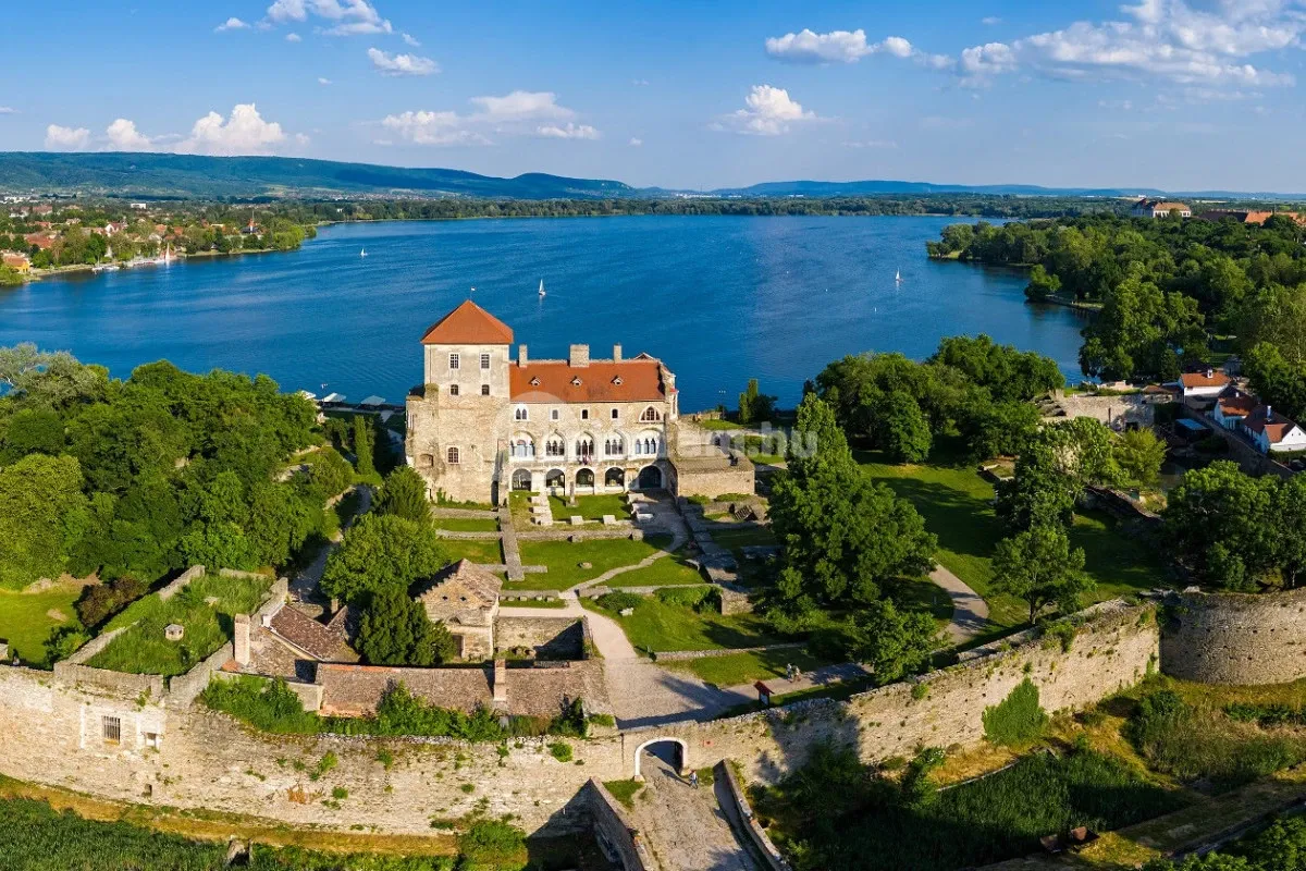 Szuper program lehet Tatán egy séta az Öreg-tó partján