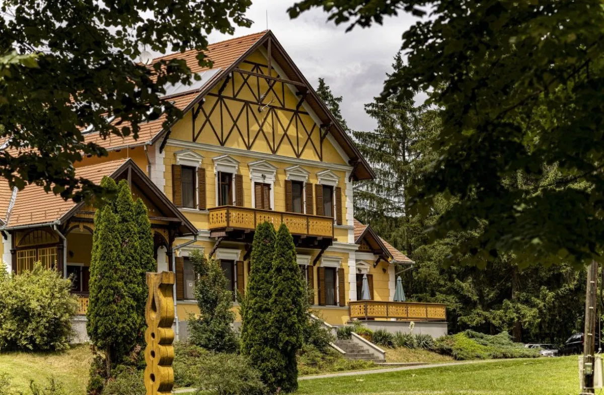 Távol a város zajától, egy varázslatos erdei környezetben - Sasréti Vadászkastély Almamellék**