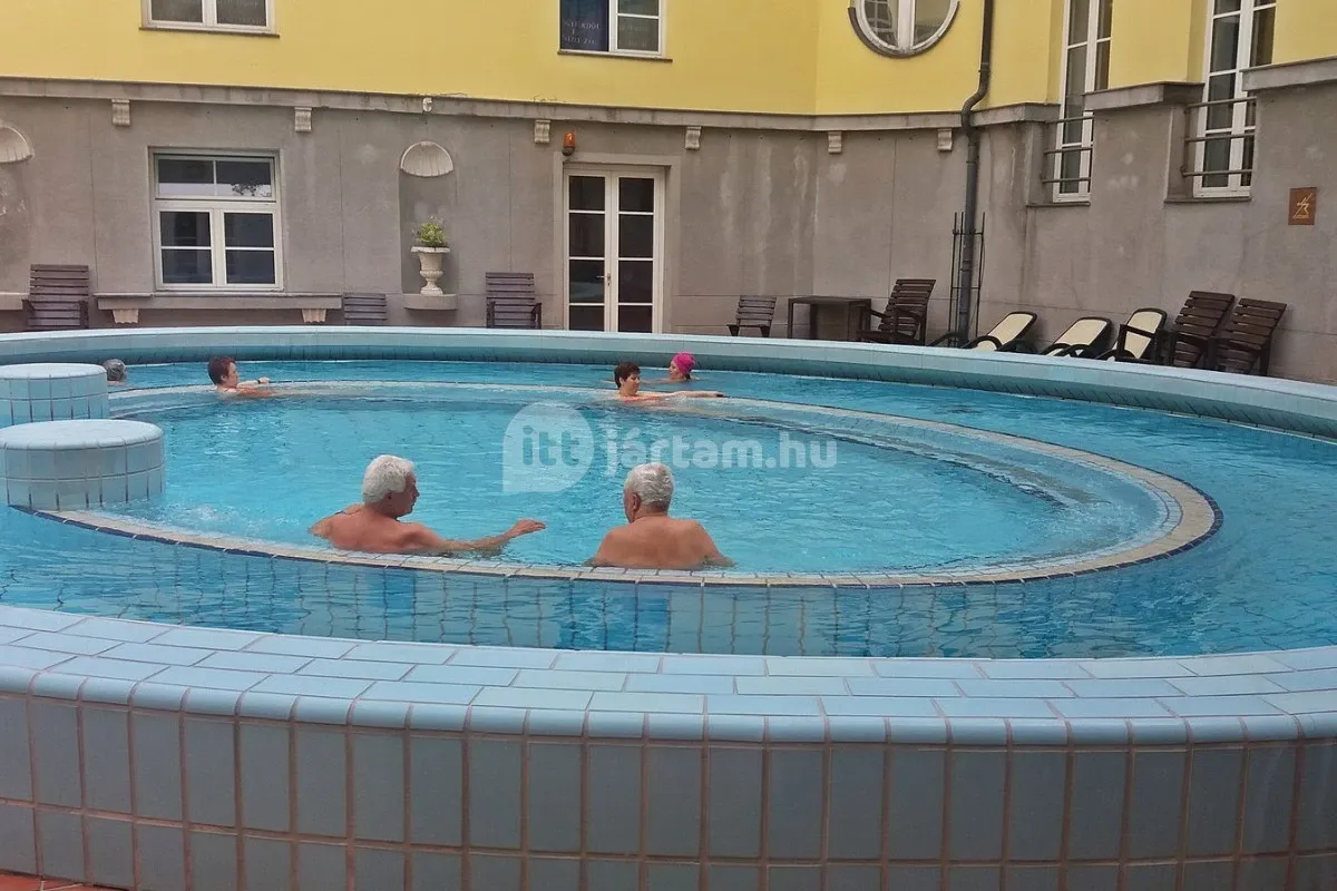 A Szent Lukács Gyógyfürdőben a hangsúly a termálvízen és a nyugodt fürdőzésen van