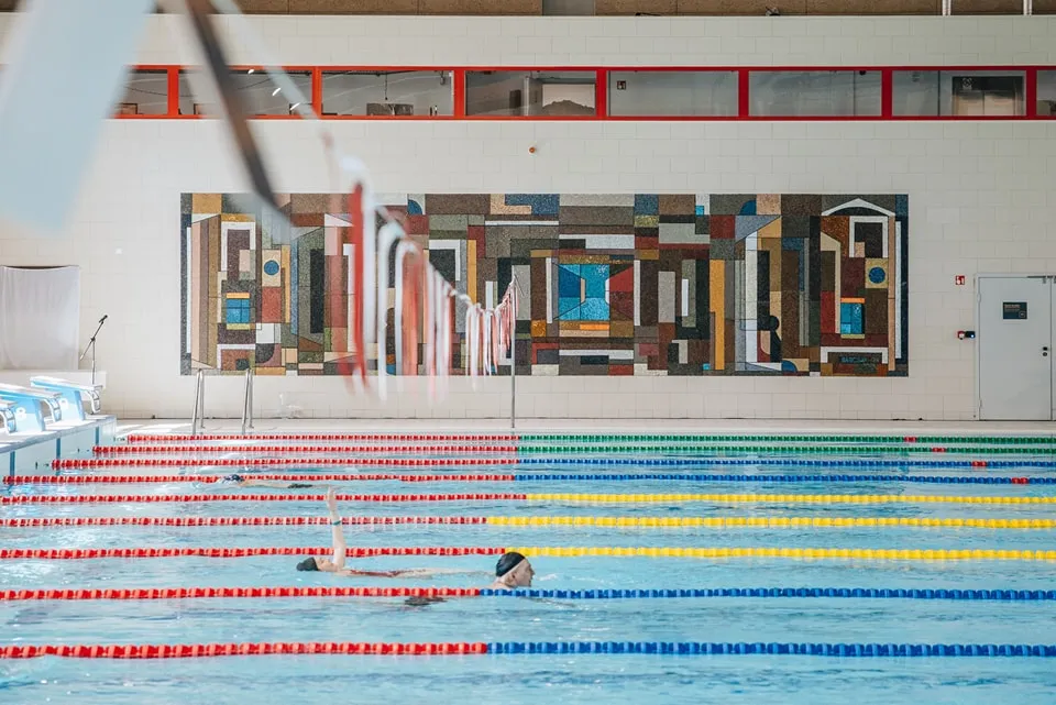 A Csillaghegyi Strandfürdő tágas tereivel és modern kialakításával hív a pihenésre/ Fotó: Csillaghegyi Árpád Forrásfürdő és Székely Éva uszoda Facebook oldala