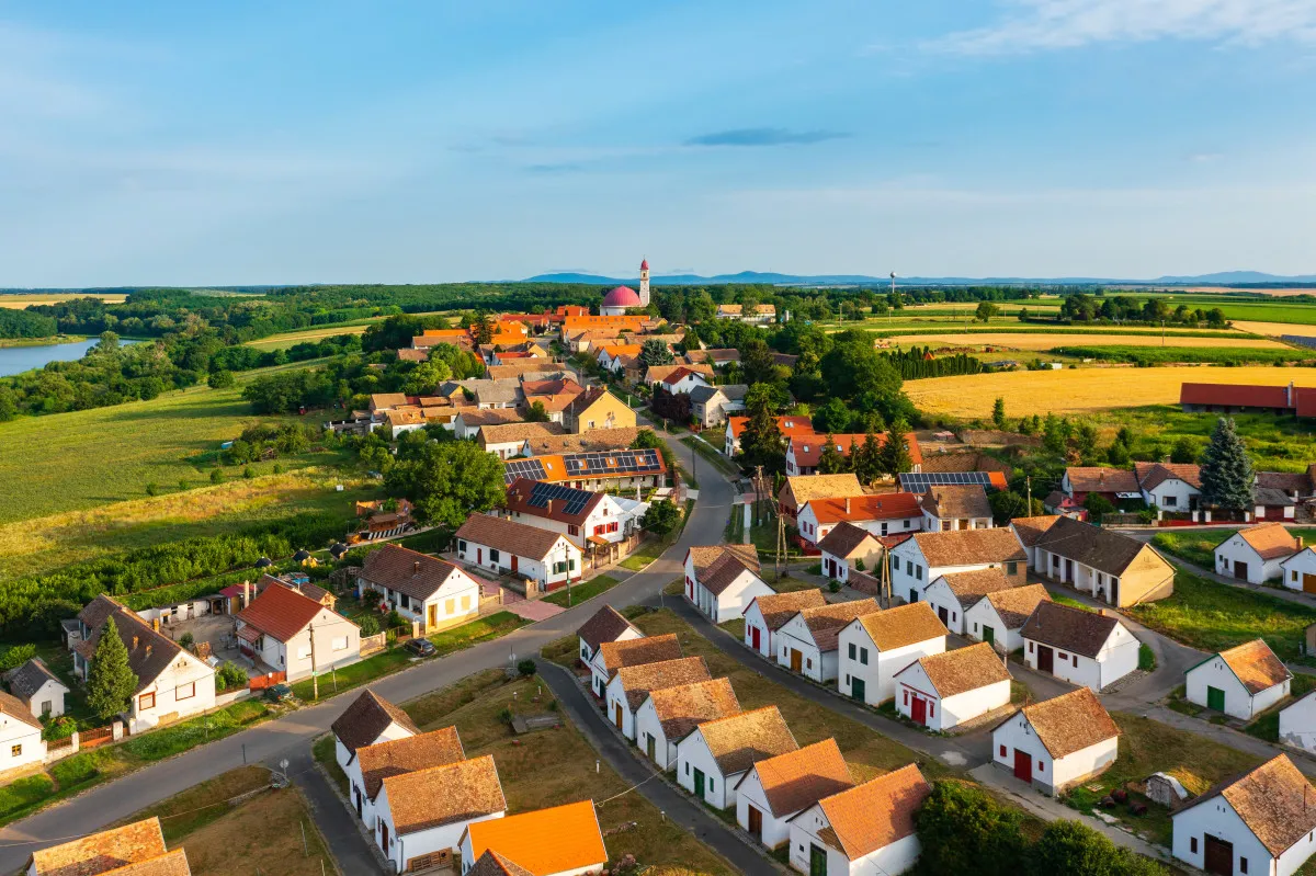 Palkonya a levegőből: dombra futó pincesor, távol a Szent Erzsébet-templom