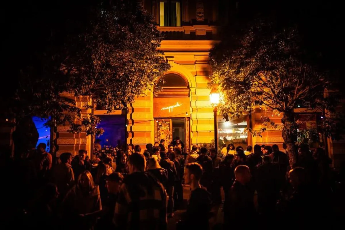 Natúr bor kínálat és koncerthelyszín / Fotó: Nappali Facebook-oldala