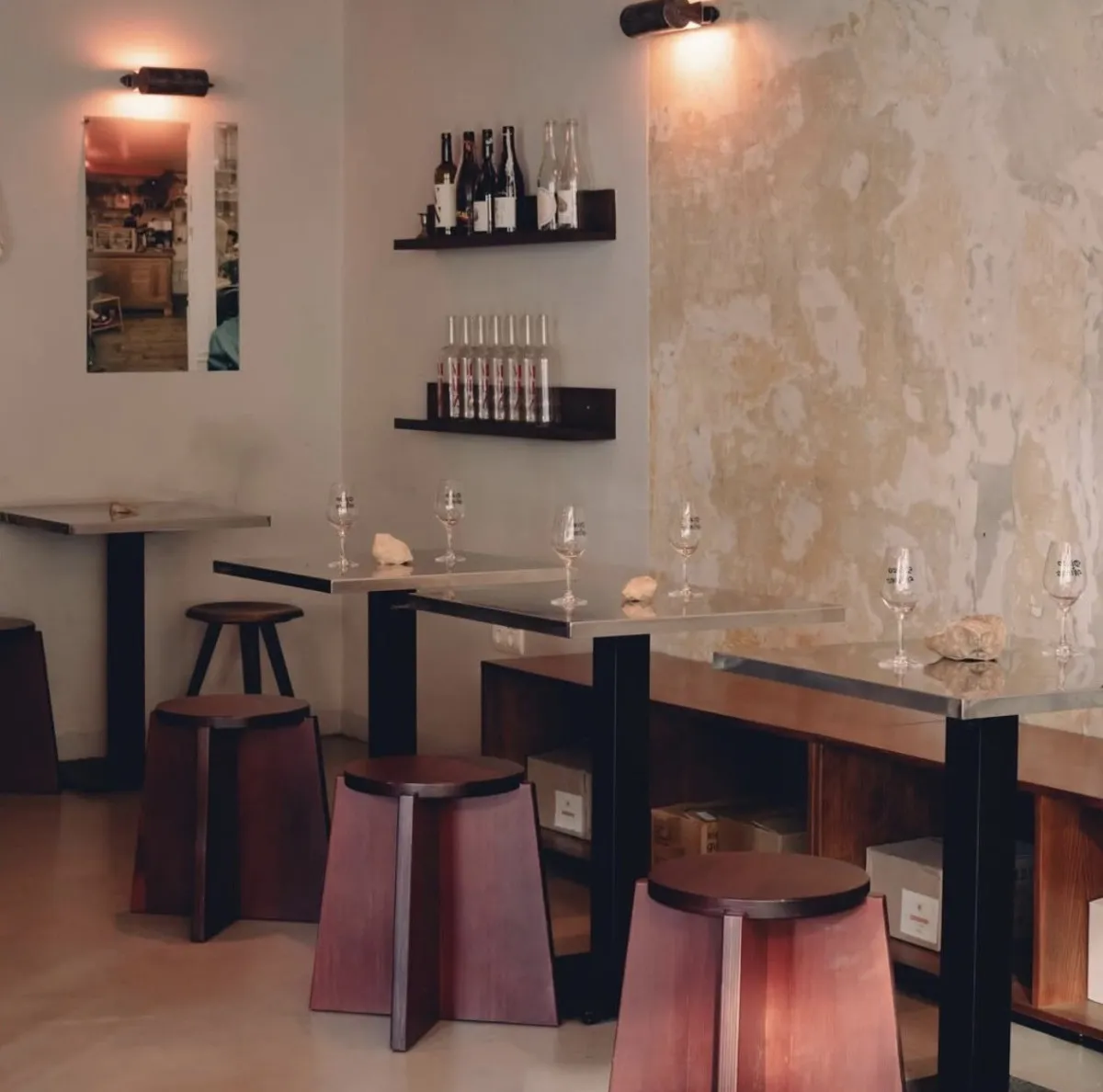 VII. kerületi bár natúr borokkal és koktélokkal / Fotó: BAR LOLA Facebook-oldala 