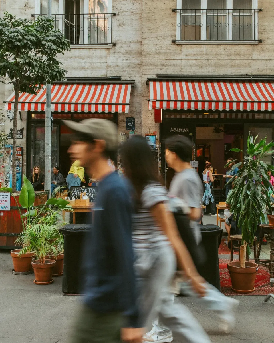 Natúr bor kínálattal a Madách téren / Fotó: Központ Facebook-oldala