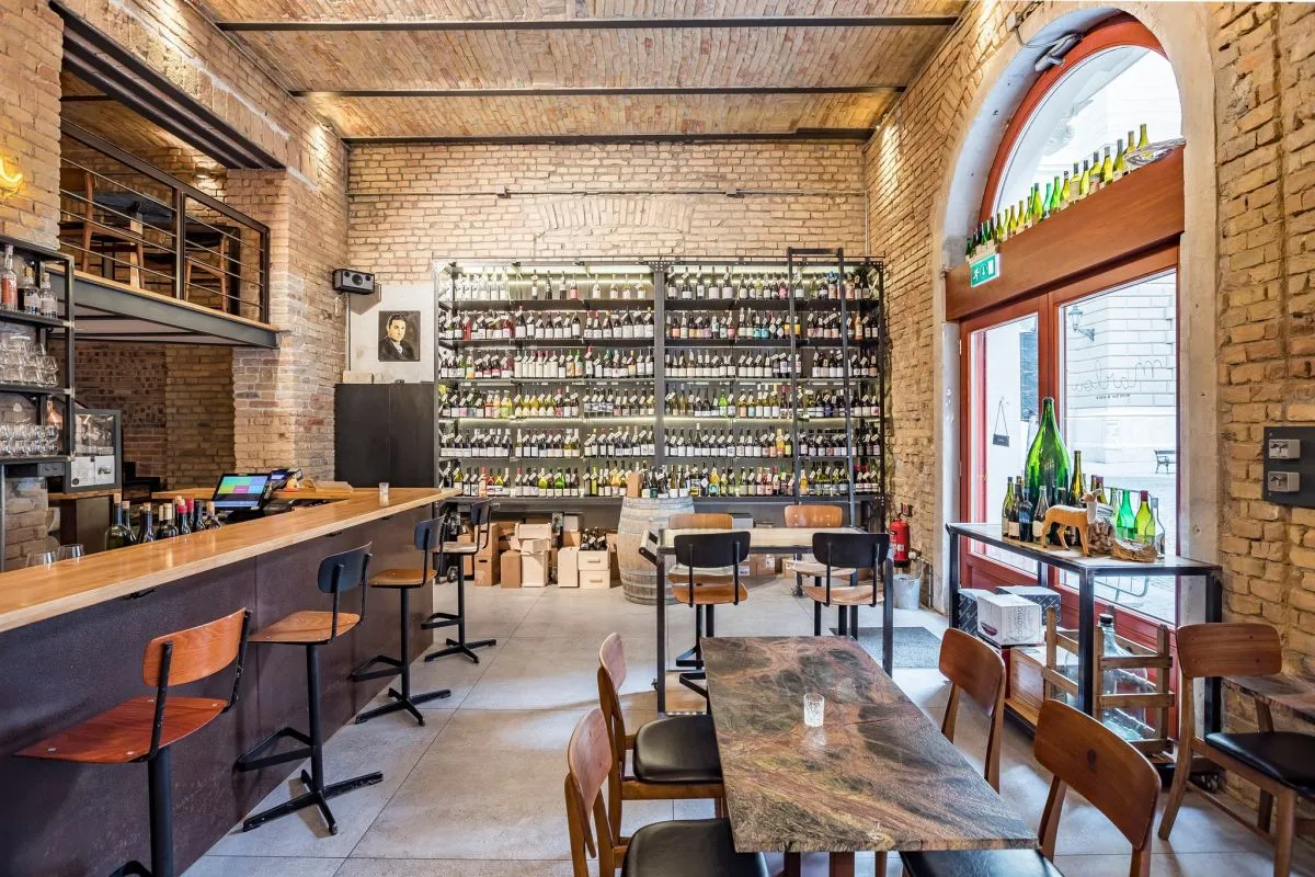 Natúr borbár az Operánál / Fotó: Marlou wine bar & store Facebook-oldala