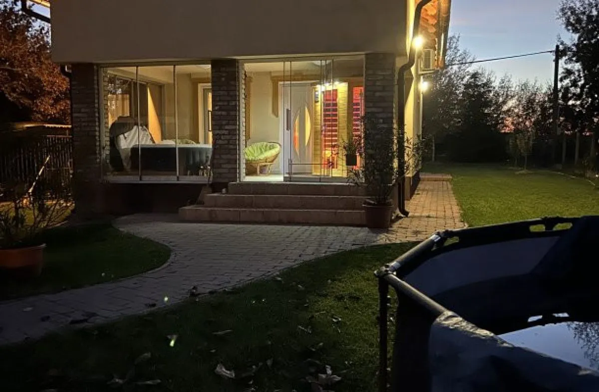 A szarvasi Virág Üdülőház 9 fő részére biztosít kikapcsolódást