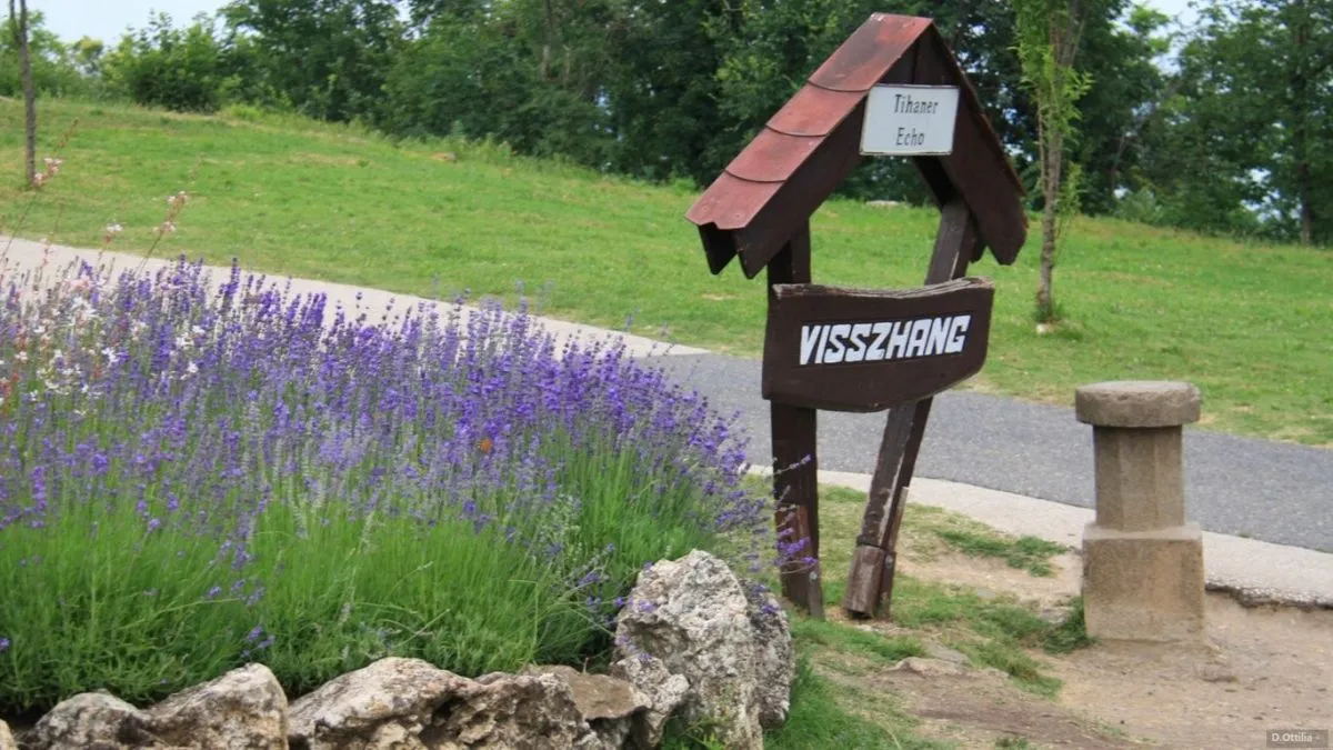 A tihanyi Visszhang-dombon lévő Ekhó-kő egy olyan látványosság, melyet egy szomorú szerelem ihletett