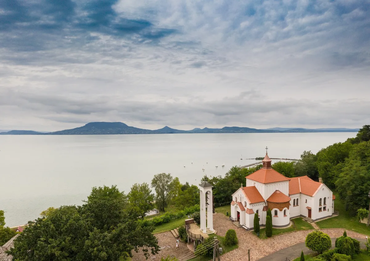 Fonyódon a be nem teljesült szerelem szimbóluma mellett a Nagyboldogasszony-templom csodálatos panorámájában is gyönyörködhetünk
