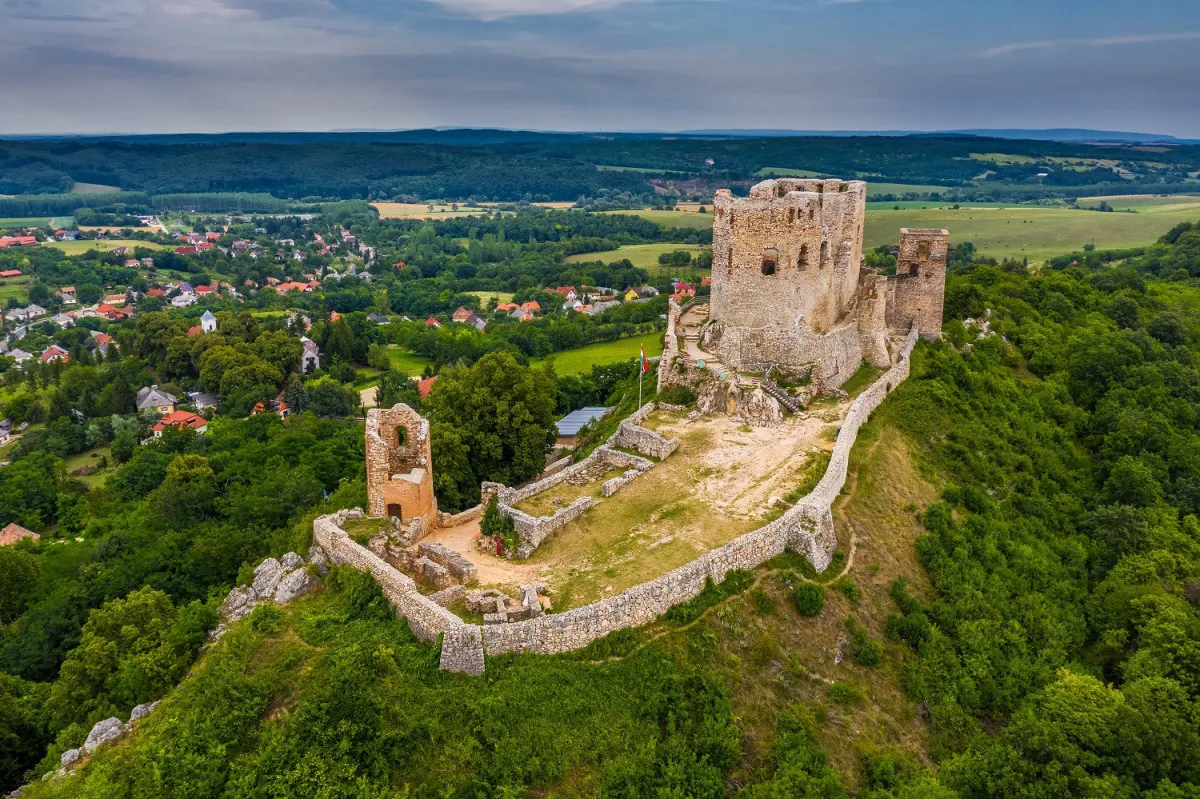 A Cseszneki vár közvetlen szomszédságában van a Szerelmesek sziklája, ahonnan lélegzetelállító panoráma nyílik a környékre