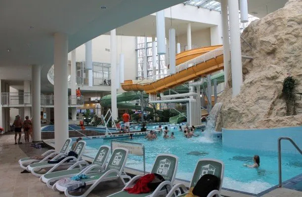 A gyulai Aquapalota csúszdái, pezsgőmedencéje és sodrófolyosója egész évben elérhető
