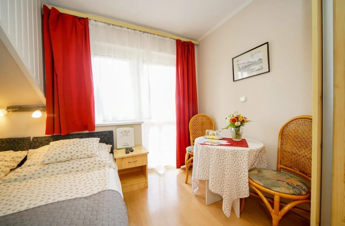 Az egri Siesta Vendégházban az üdvözlőital elfogyasztása után birtokba vehetitek a kényelmes szobák valamelyikét