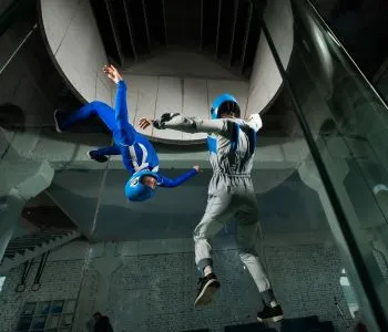 Zombik, szabadesés és dinoszauruszok – ütős beltéri programok Budapesten