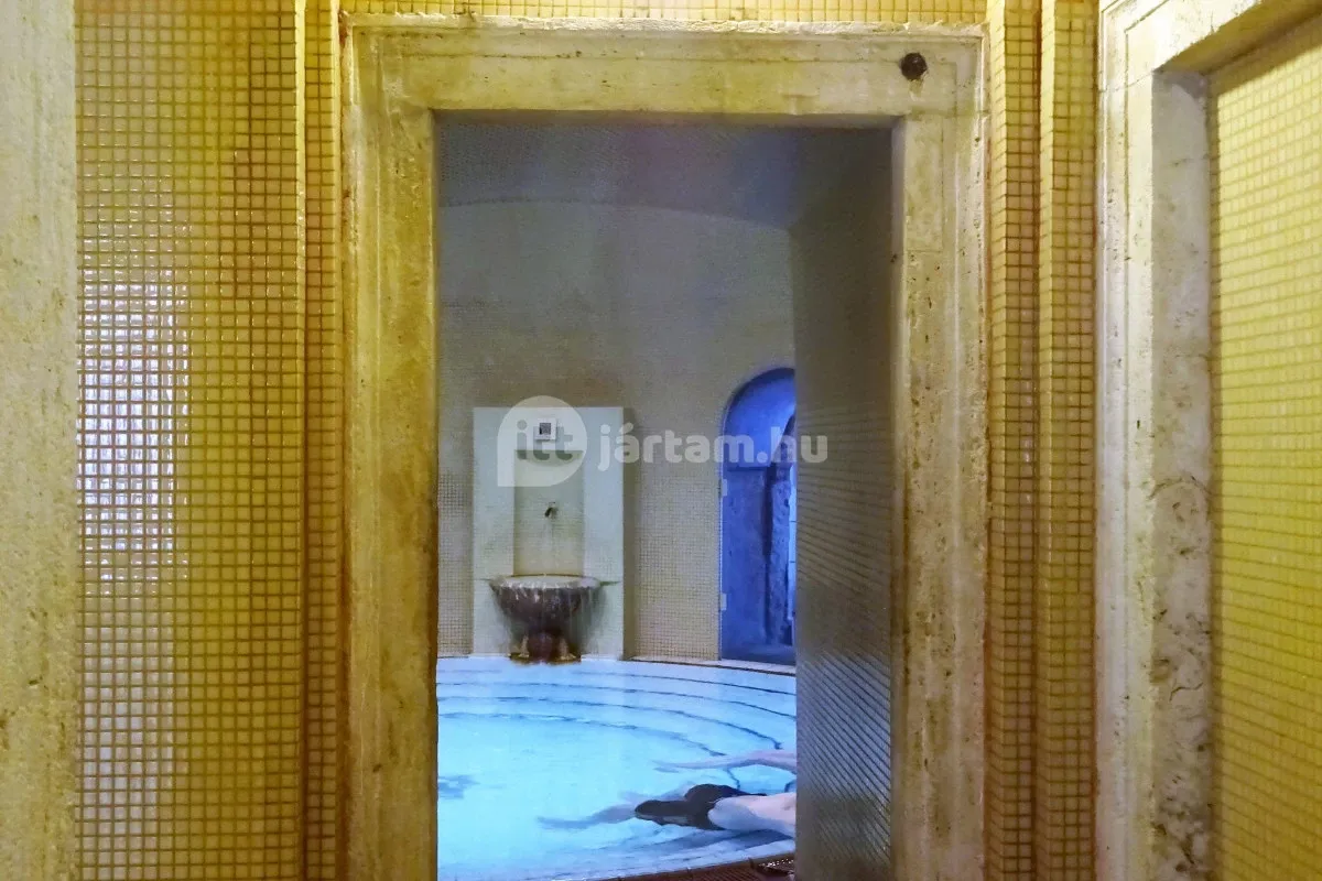 A Lukács Gyógyfürdő és Uszoda vízbe emelővel is segíti a mozgáskorlátozottakat