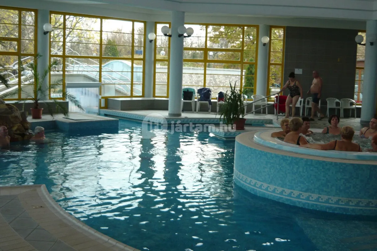 A kiskunmajsai Jonathermál Gyógy- és Élményfürdő részben akadálymentesített