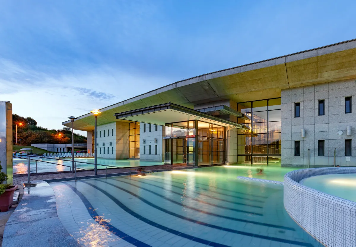 Az egerszalóki akadálymentesített Saliris fürdőhöz tartozó szállodában szobák is rendelkezésre állnak a mozgásukban korlátozottaknak