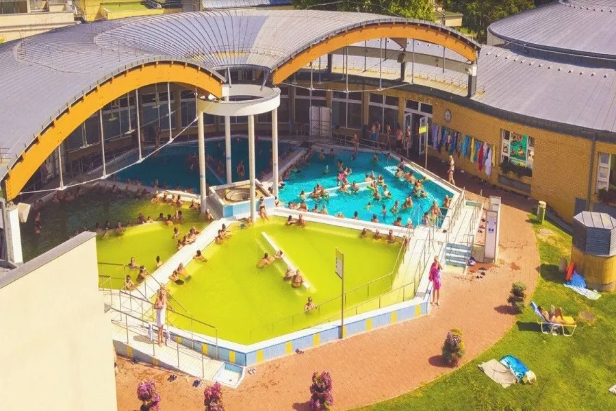 A Bükfürdő Thermal & Spa-ban rámpák, széles folyosók és medenceemelők szolgálják a mozgáskorlátozottak kényelmét