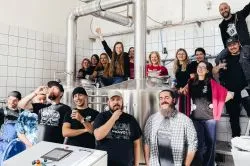 Éljen a barátság, az egyenlőség és a Pinkdustry – öt magyar kraft sörfőzde fogott össze egy kollaborációs sör kedvéért