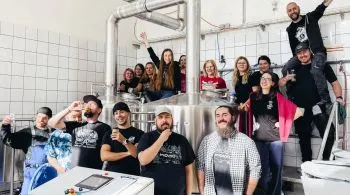 Éljen a barátság, az egyenlőség és a Pinkdustry – öt magyar kraft sörfőzde fogott össze egy kollaborációs sör kedvéért