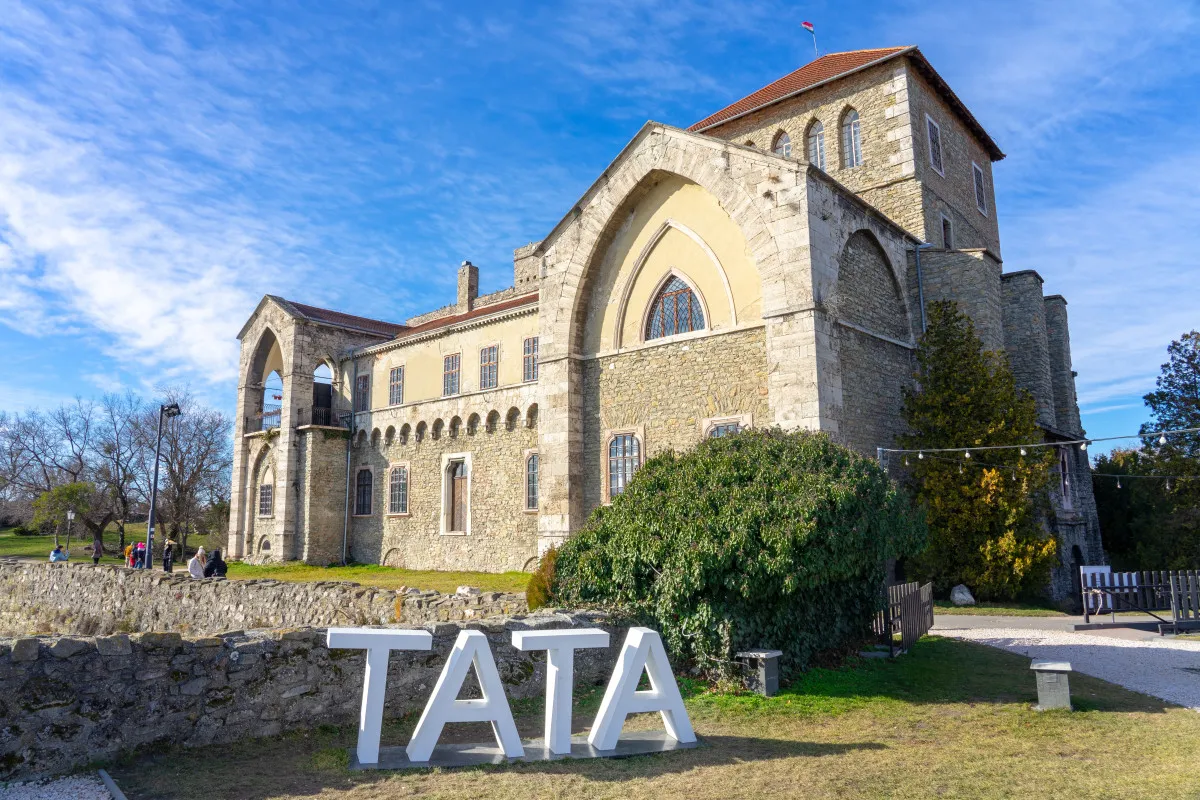 Tatai vár a TATA felirattal