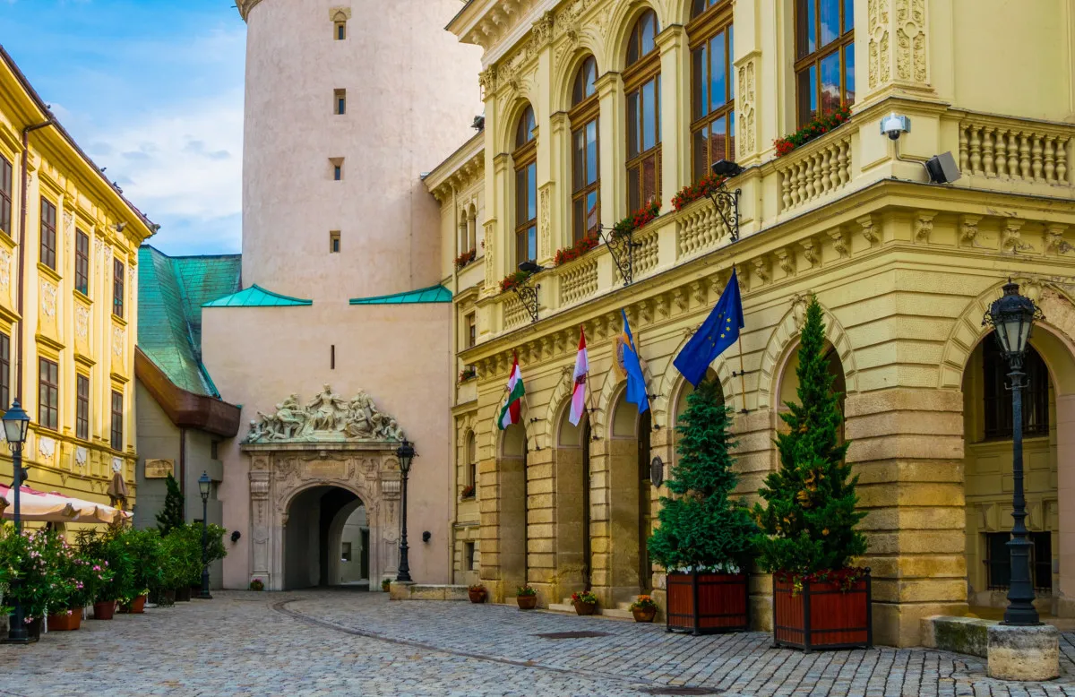 Hűségkapu a Tűztorony aljában.