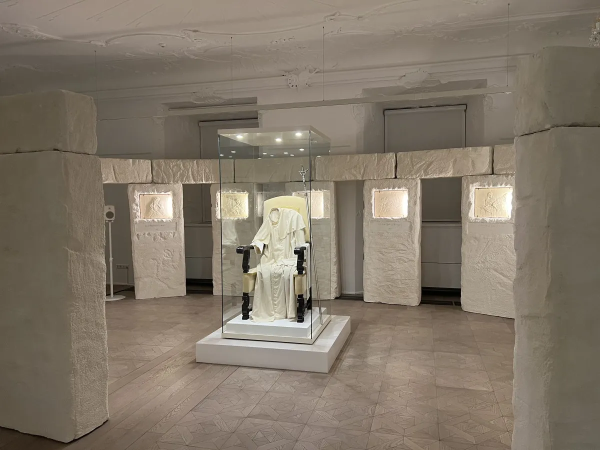 Székesfehérváron, a Szent István Király Múzeum Rendházában megnyílt a Totus Tuus kiállítás, amely II. János Pál pápa életét mutatja be
